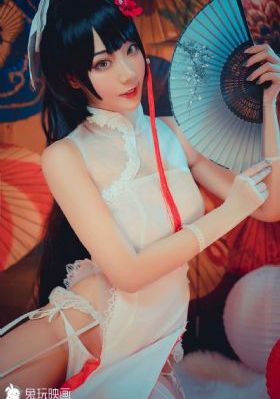 护士趴下光屁股翘臀被打的